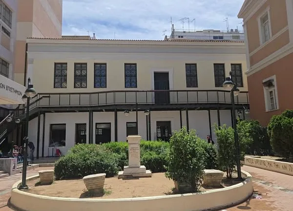 Νομική Αθηνών: Μετά από 30 χρόνια καταλήψεων επιστρέφει καθαρή ΦΩΤΟ Νομική