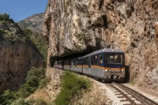 Κατολίσθηση ακινητοποίησε τον Οδοντωτό: Με ασφάλεια επέστρεψαν οι επιβάτες στο Διακοπτό