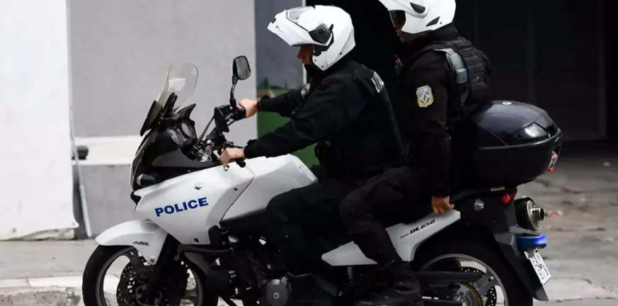 Επεισοδιακή καταδίωξη στον Άγιο Παντελεήμονα: Έριξαν σακούλα με κάνναβη και τράκαραν για να ξεφύγουν Επεισοδιακή καταδίωξη στον Άγιο Παντελεήμονα: Έριξαν σακούλα με κάνναβη και τράκαραν για να ξεφύγουν