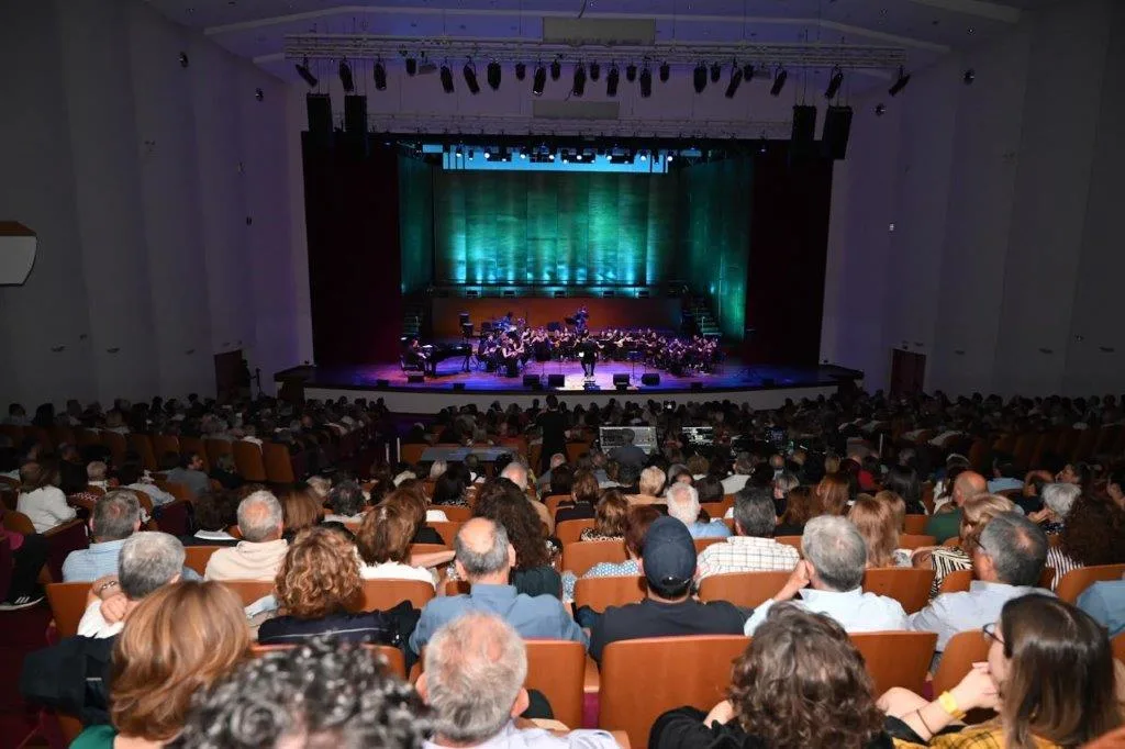 Sold out βραδιά για τα 40 χρόνια της Ορχήστρας Νυκτών Εγχόρδων του Δήμου Πατρέων ΦΩΤΟ