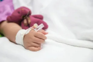 «Το πρόσωπό της είχε μελανιάσει»: Η κραυγή του πατέρα για την 5χρονη που έσβησε ξαφνικά στη Θεσσαλονίκη