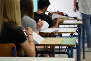 Πανελλήνιες εξετάσεις: Ρωτήσαμε το ChatGPT για τα SOS θέματα της έκθεσης και δείτε τι μας απάντησε