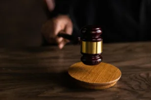 Ακράτα: Σύλληψη γυναίκας για εμπρησμό και φθοράς ξένης ιδιοκτησίας – Είχε καταδικαστεί