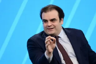 Πιερρακάκης: Ναι στον ευρω-φόρο 2 ευρώ – Σαφάρι κατά της φοροδιαφυγής με Τεχνητή Νοημοσύνη και app στο κινητό