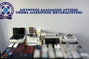 Επαγγελματικό εργαστήριο πλαστών εγγράφων ξεσκέπασε η ΕΛΑΣ: Παραγγελίες μέσω apps και «πακέτα» για διακινητές μεταναστών