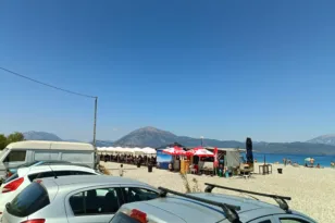 «Επιδρομή» στις παραλίες, στην Πάτρα στην Πλαζ ούτε θέση για πάρκινγκ! ΦΩΤΟ
