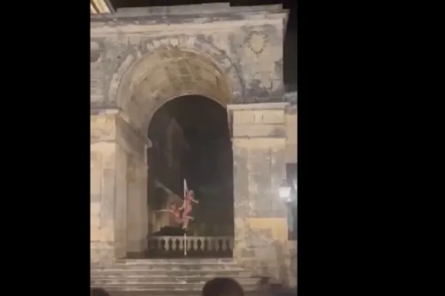 Pole dancing στα Ανάκτορα: Μήνυση από Δήμο και Μουσείο για τις «ντροπιαστικές εικόνες» στην Κέρκυρα Pole dancing στα Ανάκτορα: Μήνυση από Δήμο και Μουσείο για τις «ντροπιαστικές εικόνες» στην Κέρκυρα