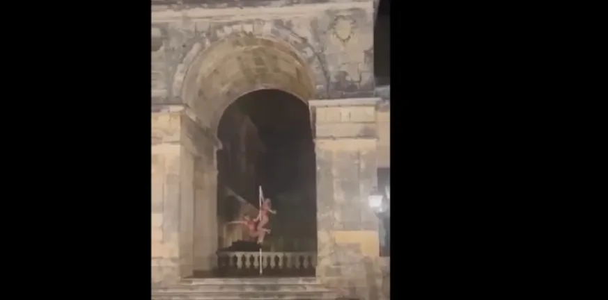 Pole dancing στα Ανάκτορα: Μήνυση από Δήμο και Μουσείο για τις «ντροπιαστικές εικόνες» στην Κέρκυρα Pole dancing στα Ανάκτορα: Μήνυση από Δήμο και Μουσείο για τις «ντροπιαστικές εικόνες» στην Κέρκυρα
