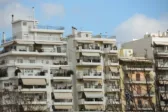 Πέντε παρεμβάσεις για φθηνότερη στέγη και καθαρότερη αγορά ακινήτων: Αντιπαροχή με κοινωνικό πρόσημο και τέλος στα ενοίκια «στο χέρι»