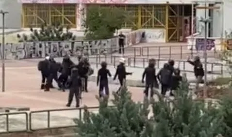 Σοκαριστική καταγγελία γυναίκας για επίθεση από κουκουλοφόρο στην Πολυτεχνειούπολη: «Με χαστούκισαν και με έβριζαν» Πολυτεχνειούπολη