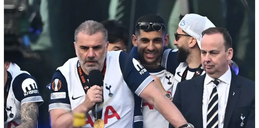 Αποθέωση για τον Ποστέκογλου στους εορτασμούς για την κατάκτηση του Europa League Αποθέωση για τον Ποστέκογλου στους εορτασμούς για την κατάκτηση του Europa League