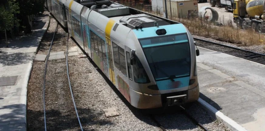 Παραλύουν σήμερα προαστιακός και σιδηρόδρομος: Kατεβάζουν ρολά οι μηχανοδηγοί, ποια δρομολόγια επηρεάζονται