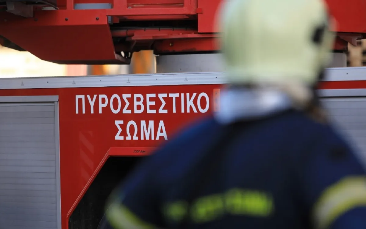 Θεσσαλονίκη: Φωτιά στο Καπάνι - Τρεις πυροσβέστες στο νοσοκομείο, ζημιές σε καταστήματα
