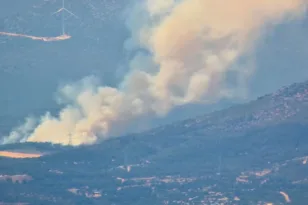 Φωτιά στη Ριτσώνα: 50 πυροσβέστες και εναέρια μέσα στη μάχη με τις φλόγες