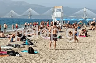 Καλοκαίρι από νωρίς στην Πάτρα: Πλημμύρισαν οι παραλίες πριν την αλλαγή του καιρού ΦΩΤΟ