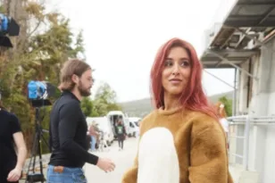 Η Μαρίνα Σάττι έγινε ξανθιά και κοκκινομάλλα στο νέο βίντεοκλιπ «Lola»