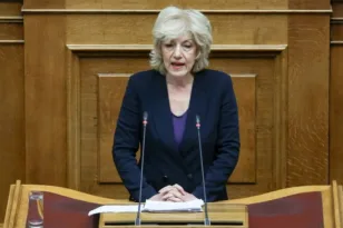 Σία Αναγνωστοπούλου: «Οι Πανελλαδικές δεν ορίζουν την αξία – Η κοινωνία οφείλει να στηρίζει τους νέους»