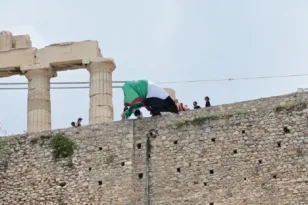 Προσαγωγές μελών της Νέας Αριστεράς για παλαιστινιακή σημαία στην Ακρόπολη – “Η αλληλεγγύη δεν είναι έγκλημα”
