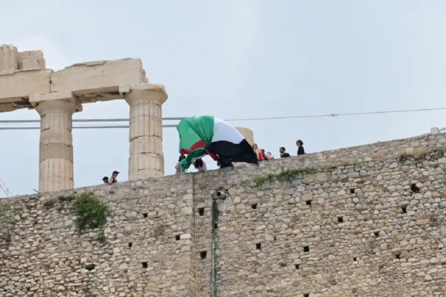 Προσαγωγές μελών της Νέας Αριστεράς για παλαιστινιακή σημαία στην Ακρόπολη – “Η αλληλεγγύη δεν είναι έγκλημα” Προσαγωγές μελών της Νέας Αριστεράς για παλαιστινιακή σημαία στην Ακρόπολη – “Η αλληλεγγύη δεν είναι έγκλημα”