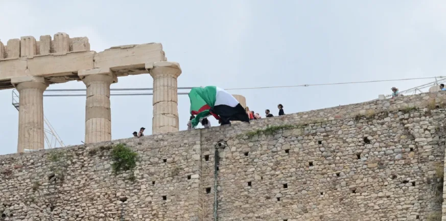 Προσαγωγές μελών της Νέας Αριστεράς για παλαιστινιακή σημαία στην Ακρόπολη – “Η αλληλεγγύη δεν είναι έγκλημα” Προσαγωγές μελών της Νέας Αριστεράς για παλαιστινιακή σημαία στην Ακρόπολη – “Η αλληλεγγύη δεν είναι έγκλημα”