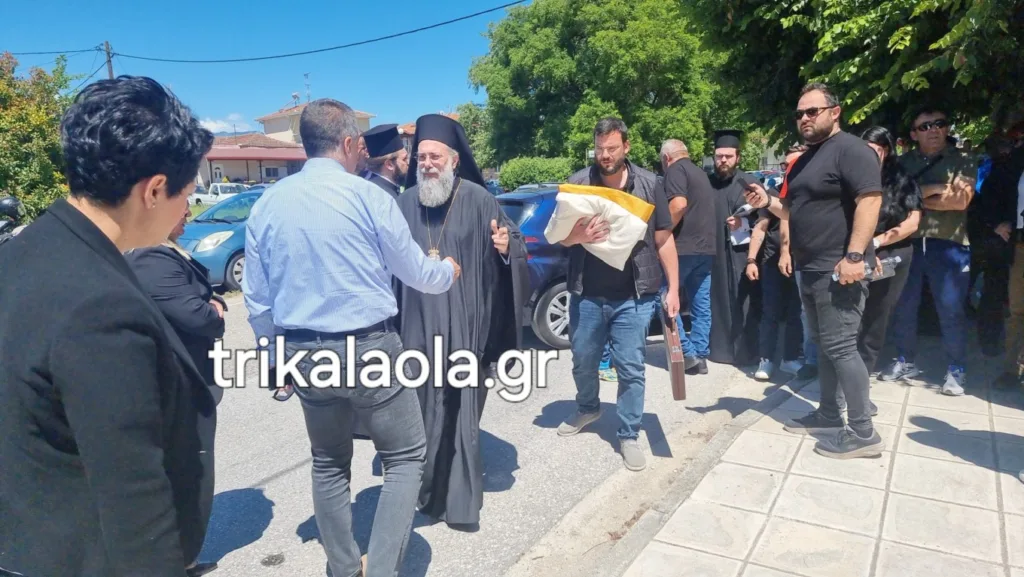 Συγκλονιστικές εικόνες στην κηδεία του 30χρονου με μπομπονιέρες του γάμου του και λευκά τριαντάφυλλα ΒΙΝΤΕΟ+ΦΩΤΟ