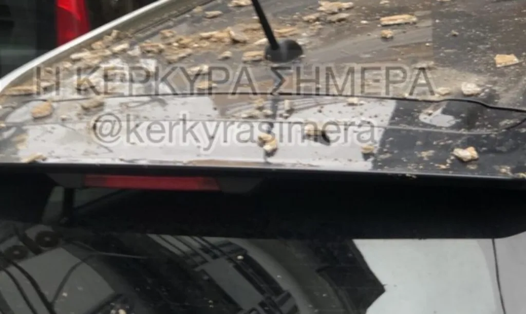 Κέρκυρα: Σοβάδες από μπαλκόνι έπεσαν δίπλα σε σχολεία – Κίνδυνος για μαθητές