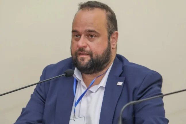 Ο Βασίλης Αϊβαλής αποχαιρετά τον Γιάννη Γεωργουδάκη...