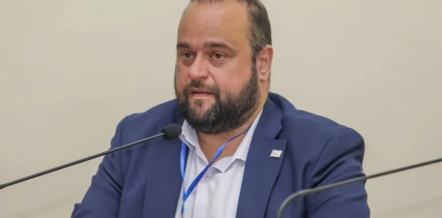 Ο Βασίλης Αϊβαλής αποχαιρετά τον Γιάννη Γεωργουδάκη... Ο Βασίλης Αϊβαλής αποχαιρετά τον Γιάννη Γεωργουδάκη...