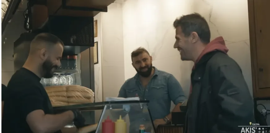 Μέχρι και «βρώμικο» στο Ρήγα έφαγε ο Ακης Πετρετζίκης -Δείτε όλα τα στέκια που πήγε Μέχρι και «βρώμικο» στο Ρήγα έφαγε ο Ακης Πετρετζίκης -Δείτε όλα τα στέκια που πήγε