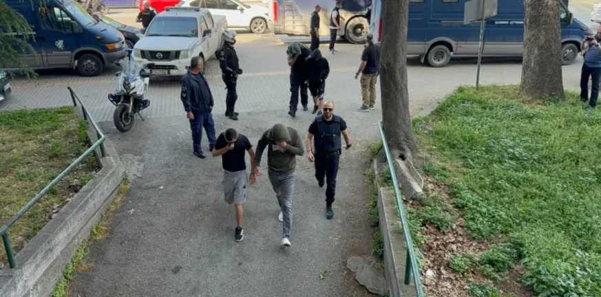 Αφέθηκαν ελεύθεροι με όρους οι 13 ανήλικοι μέλη εθνικιστικής οργάνωσης ελεύθεροι