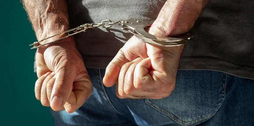 Πάτρα: Με τη… γεννήτρια στα χέρια πιάστηκαν πατέρας και 13χρονος Πάτρα: Με τη… γεννήτρια στα χέρια πιάστηκαν πατέρας και 13χρονος