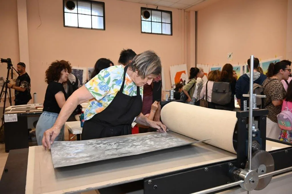 Με μεγάλη συμμετοχή συνεχίζεται το Συμπόσιο Χαρακτικής: Οι πολίτες «αγκάλιασαν» τη δημιουργία
