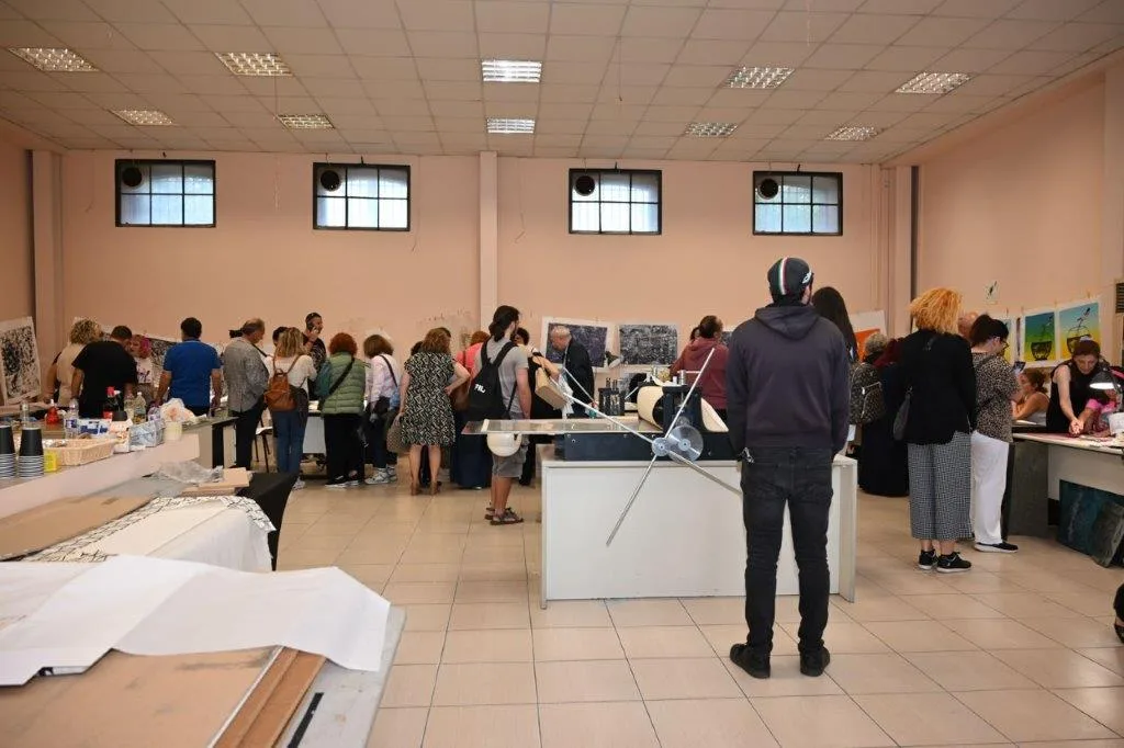 Με μεγάλη συμμετοχή συνεχίζεται το Συμπόσιο Χαρακτικής: Οι πολίτες «αγκάλιασαν» τη δημιουργία