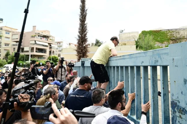 Έξαλλοι οι οδηγοί ταξί έξω από το Υπουργείο: Απαίτησαν συνάντηση με Κυρανάκη, χωρίς Λυμπερόπουλο η πρόσκληση Έξαλλοι οι οδηγοί ταξί έξω από το Υπουργείο: Απαίτησαν συνάντηση με Κυρανάκη, χωρίς Λυμπερόπουλο η πρόσκληση