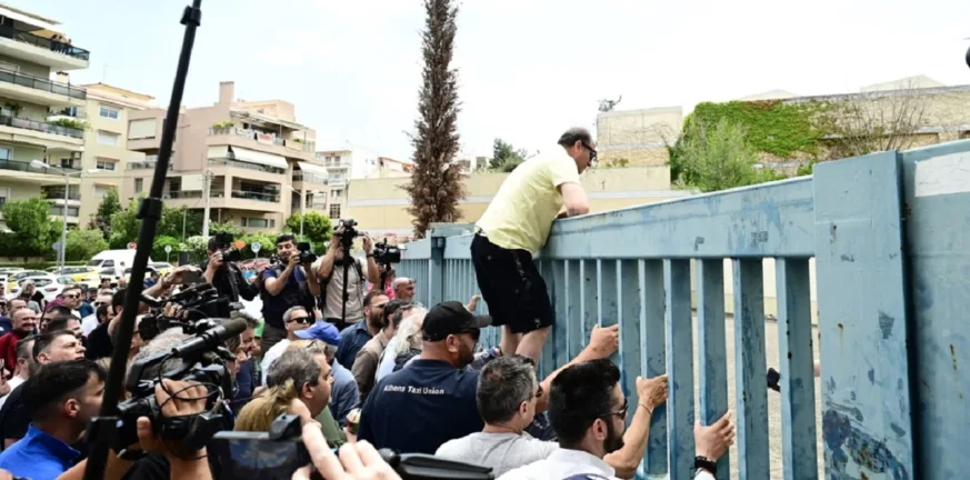 Έξαλλοι οι οδηγοί ταξί έξω από το Υπουργείο: Απαίτησαν συνάντηση με Κυρανάκη, χωρίς Λυμπερόπουλο η πρόσκληση Έξαλλοι οι οδηγοί ταξί έξω από το Υπουργείο: Απαίτησαν συνάντηση με Κυρανάκη, χωρίς Λυμπερόπουλο η πρόσκληση