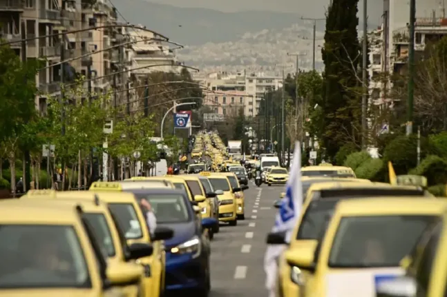 Οργή πίσω από το τιμόνι – Ταξί «πολιορκούν» το Ελ. Βενιζέλος για Uber και φιξ τιμή Οργή πίσω από το τιμόνι – Ταξί «πολιορκούν» το Ελ. Βενιζέλος για Uber και φιξ τιμή
