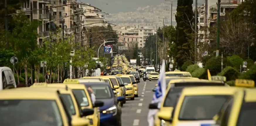 Οργή πίσω από το τιμόνι – Ταξί «πολιορκούν» το Ελ. Βενιζέλος για Uber και φιξ τιμή Οργή πίσω από το τιμόνι – Ταξί «πολιορκούν» το Ελ. Βενιζέλος για Uber και φιξ τιμή