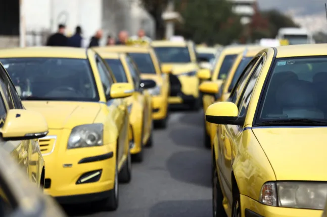 Απεργός ταξιτζής προπηλακίζει γυναίκα συνάδελφό του ΒΙΝΤΕΟ