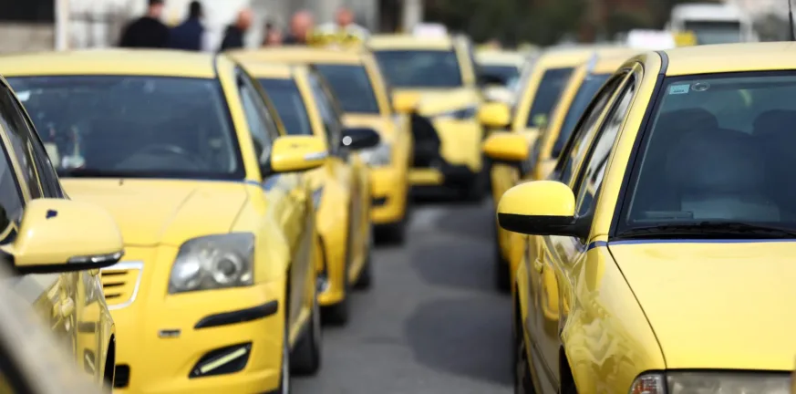 Απεργός ταξιτζής προπηλακίζει γυναίκα συνάδελφό του ΒΙΝΤΕΟ Απεργός ταξιτζής προπηλακίζει γυναίκα συνάδελφό του ΒΙΝΤΕΟ