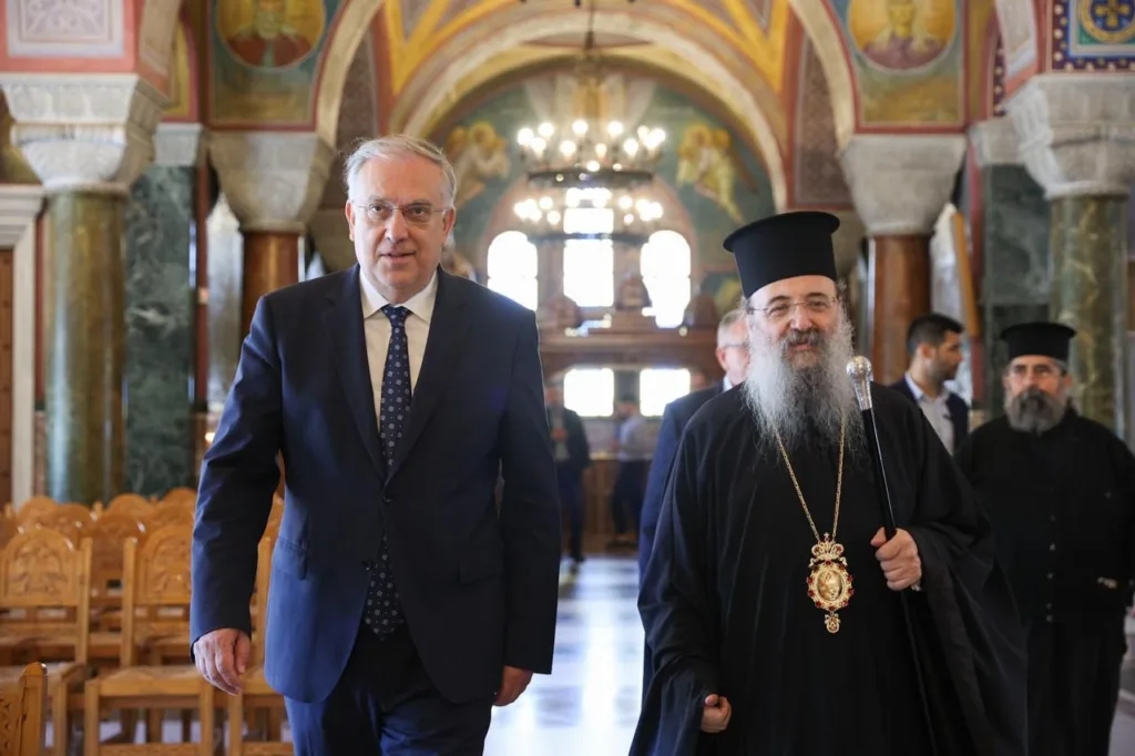 Ο Θεοδωρικάκος στην Πάτρα με κατευθύνσεις ανάπτυξης και φόντο την κρουαζιέρα ΦΩΤΟ Με τον Μητροπολίτη Πατρών κ. Χρυσόστομο