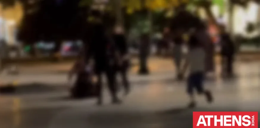 Κοριτσάκια έπαιξαν «βρωμόξυλο» στο κέντρο της Θεσσαλονίκης για ασήμαντη αφορμή... ΒΙΝΤΕΟ Κοριτσάκια έπαιξαν «βρωμόξυλο» στο κέντρο της Θεσσαλονίκης για ασήμαντη αφορμή... ΒΙΝΤΕΟ