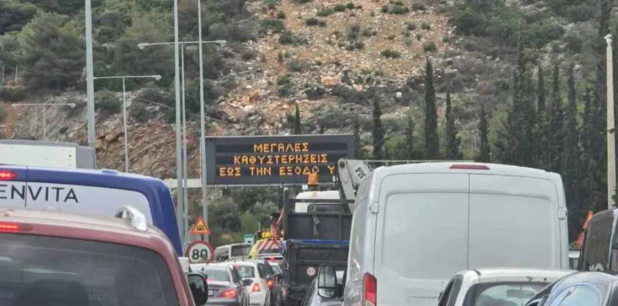 Περιφερειακή Υμητού: Φορτηγό έπεσε πάνω σε πινακίδες, μποτιλιάρισμα χωρίς προηγούμενο Περιφερειακή Υμητού: Φορτηγό έπεσε πάνω σε πινακίδες, μποτιλιάρισμα χωρίς προηγούμενο