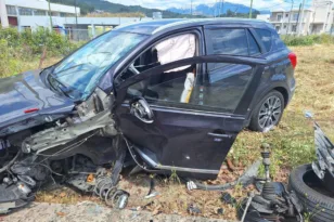 Σφοδρή πρόσκρουση ΙΧ σε κολόνα έξω από το 7ο Γυμνάσιο Αγρινίου: Στο νοσοκομείο ο οδηγός ΦΩΤΟ ΒΙΝΤΕΟ