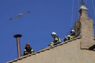 Τοποθετήθηκε η ειδική καμινάδα στην Καπέλα Σιξτίνα (φωτό)