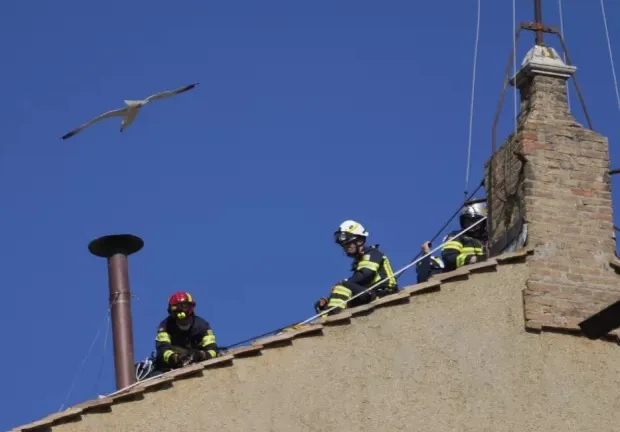 Τοποθετήθηκε η ειδική καμινάδα στην Καπέλα Σιξτίνα (φωτό) Σιξτίνα