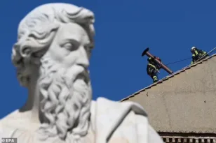 Βατικανό: Αντίστροφη μέτρηση για την εκλογή του νέου Πάπα, στο επίκεντρο η Καπέλα Σιξτίνα