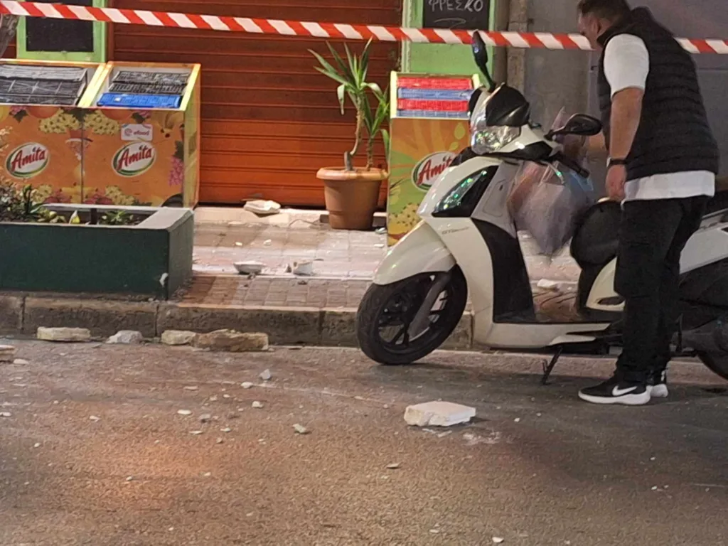 Πάτρα: Έπεσαν σοβάδες και μάρμαρο, τραυματισμός 59χρονου - βίντεο!