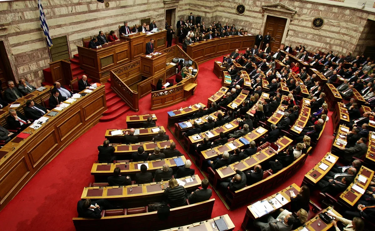 ΝΔ και ΠΑΣΟΚ συναίνεσαν και πέρασε η τροπολογία για την αυστηροποίηση της νομοθεσίας περί όπλων