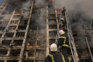 Νέα νύχτα σφυροκοπήματος στο Κίεβο ΒΙΝΤΕΟ