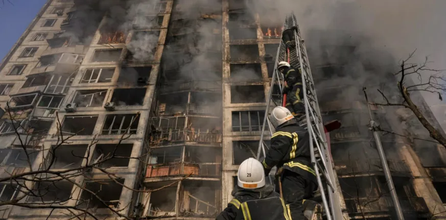 Νέα νύχτα σφυροκοπήματος στο Κίεβο ΒΙΝΤΕΟ Νέα νύχτα σφυροκοπήματος στο Κίεβο ΒΙΝΤΕΟ